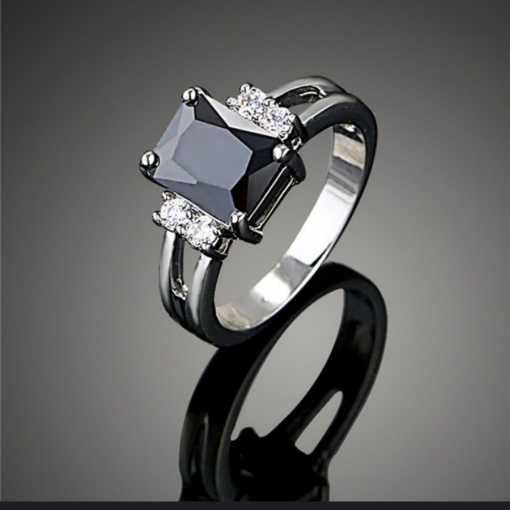 Fashion baguette black and cz ring